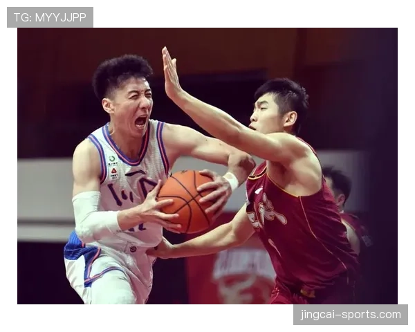 终场哨响，四川金强老将韩硕被队友高高抛起，告别职业生涯